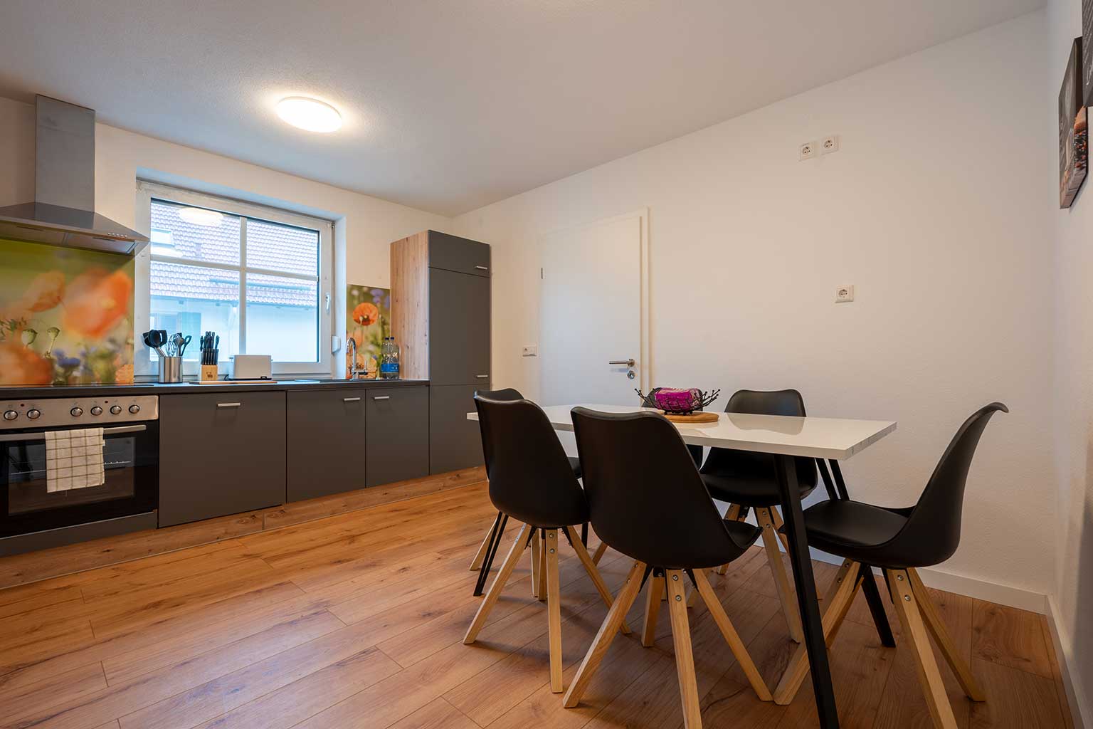 Wohnzeit-haus-tamara-kuechenzeile-mit-esszimmer-2