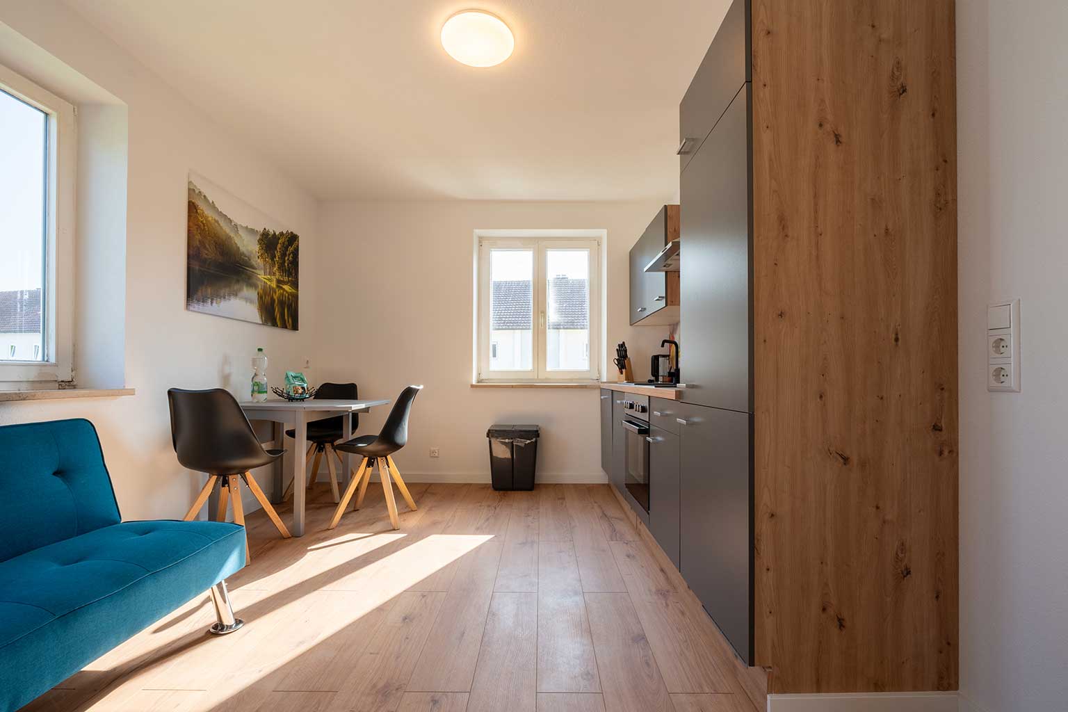 Wohnzeit_Haus_Sora-1_Appartement-5-kuechenzeile-mit-essecke